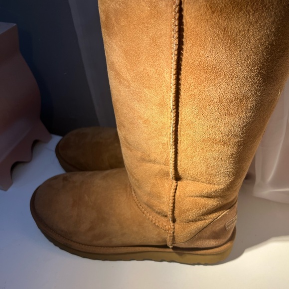 tall ugg boots barley worn doesn’t come with box - Picture 3 of 3